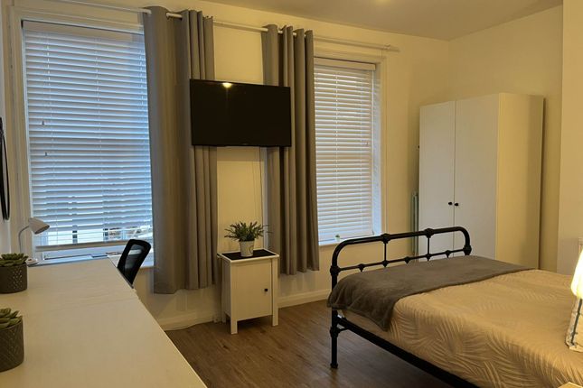 Room 2, High Street, Godalming photo 3