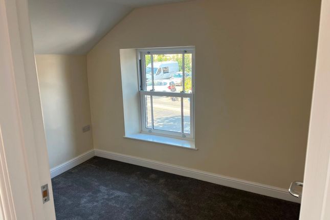 Flat, Lloyds Bank Combe Road, Bristol photo 5