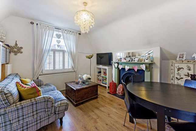 Flat 3, 216, Merton Road, London photo 2