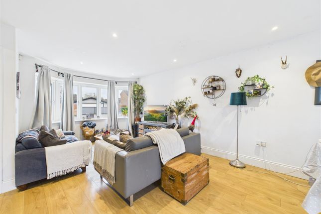 57, Weston Avenue, West Molesey photo 3