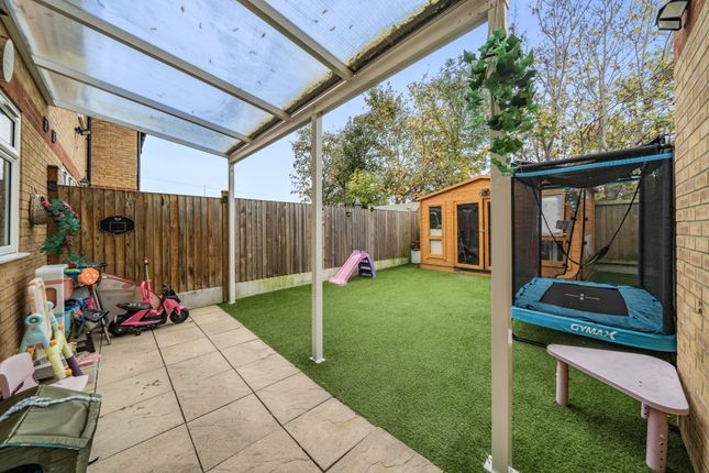 3, Oak View, Egham photo 3