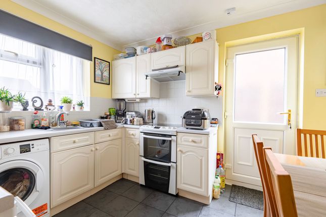 21 Potters Drive, Great Yarmouth photo 3