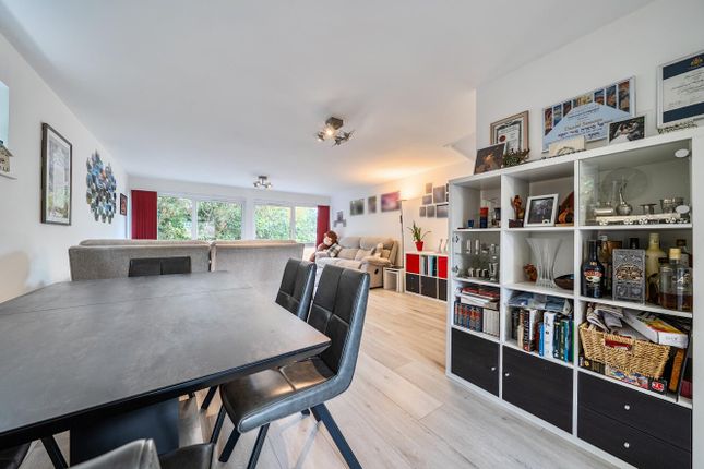 Flat 15, Ailantus Court, Stonegrove, Edgware photo 4