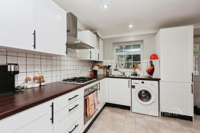 10, Burgate Crescent, Hook photo 4