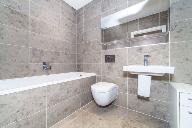 Flat to rent in Hurley Court, Imperial Square, 953 High Road, London