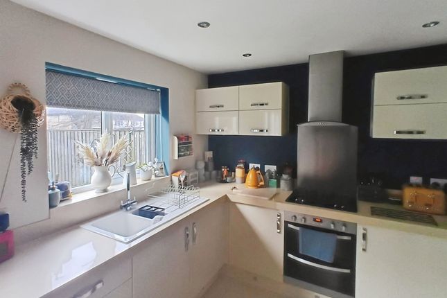 6, Kirkstall Close, Bradford photo 3