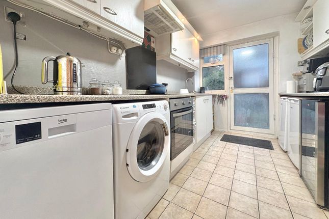 123, Sandy Hill Road, Surrey photo 2