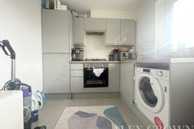 Flat to rent in Huntsman Road, Ilford