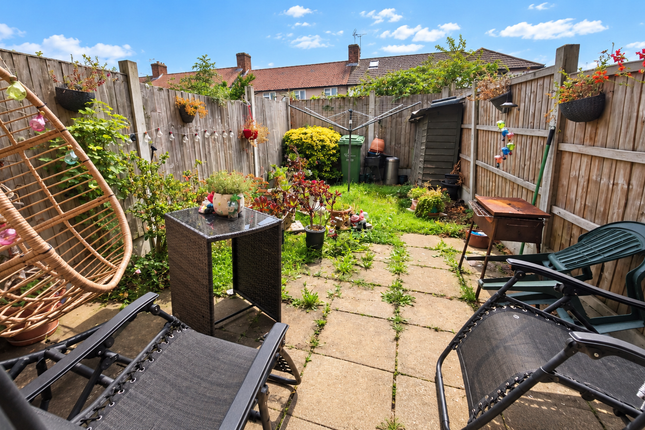 23, Joyners Close, Dagenham photo 4