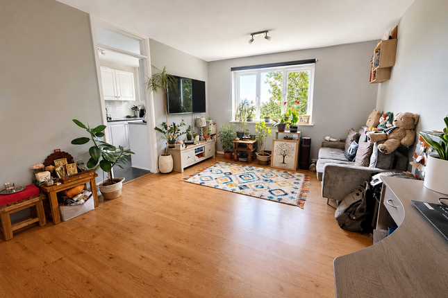 5 Willow Court, Aylesbury photo 2