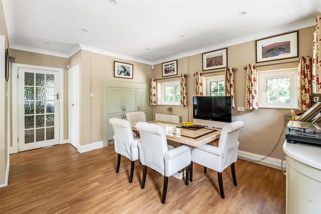 Hollybank, The Warren, Ashtead photo 4