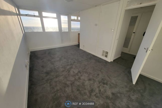 Flat, Caradoc Hall Caradoc Close, Coventry photo 4