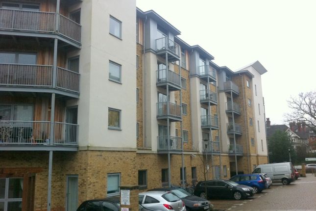 Flat to rent in Coombe Way, Farnborough