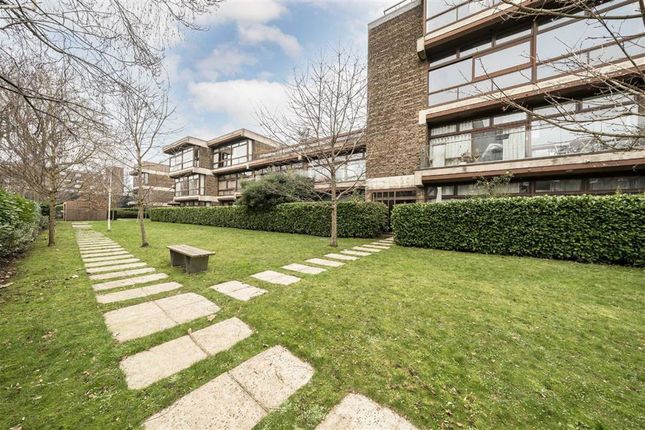 Flat for sale in Cabanel Place, London