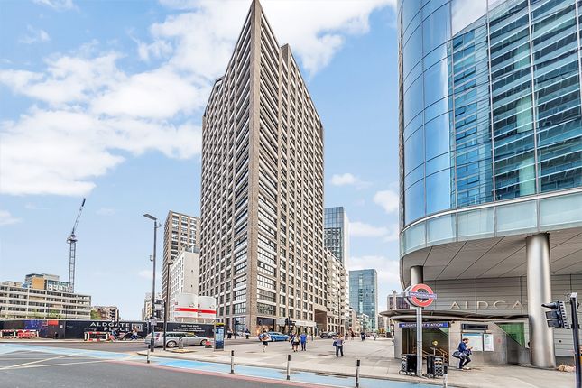 Flat to rent in Wiverton Tower, Aldgate Place, Aldgate