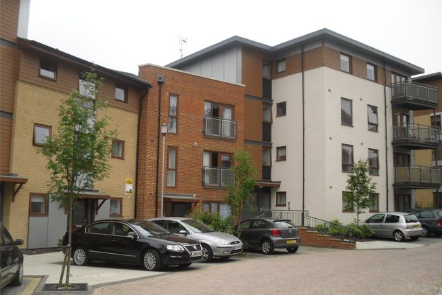 Thumbnail Flat to rent in Commonwealth Drive, Three Bridges, West Sussex