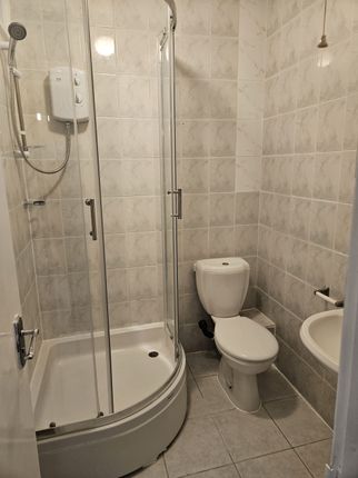 Flat D 117, Myddleton Road, London photo 4
