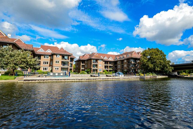 Flat for sale in Mariners Way, Cambridge