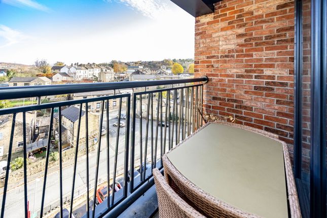 53 Railway View, Rastrick photo 2