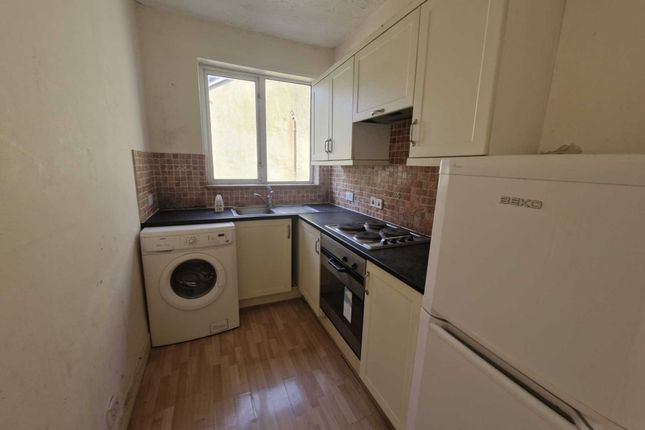 Flat for sale in Russell Rise, Luton