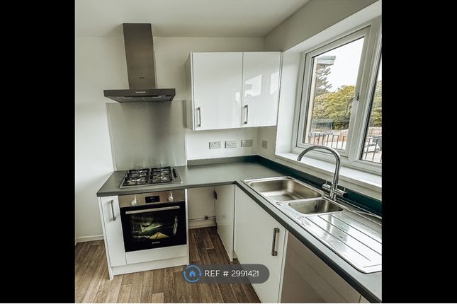 Essex Close, The Pines, Bordon photo 5