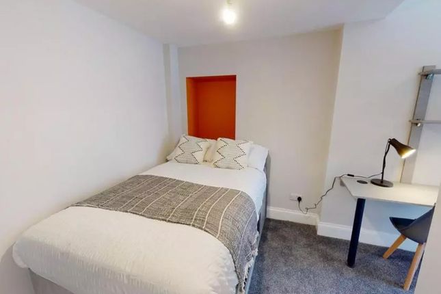 A Cozy And Well-Lit Double Bedroom Featuring A Com...