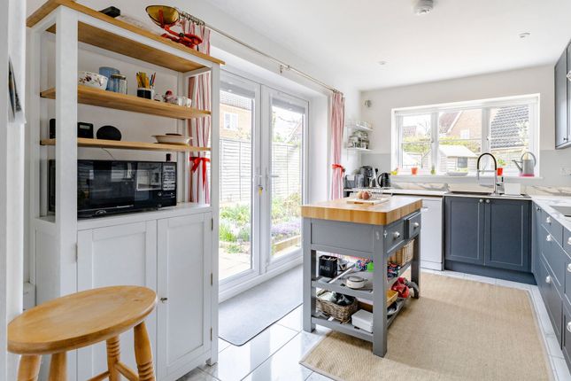 8 Oaklands Crescent, Holt photo 4