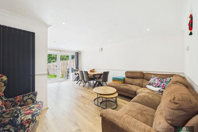 32, Mannings Close, Pound Hill photo 2