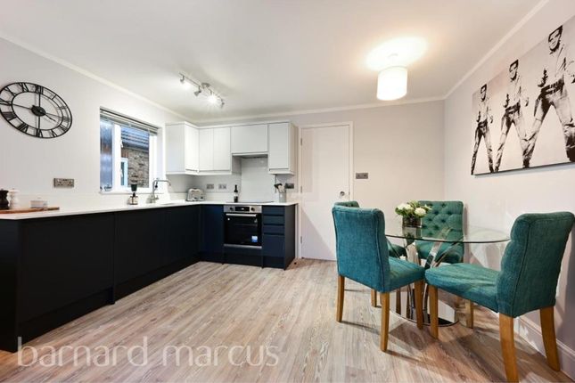 Thumbnail Flat to rent in Rothschild Road, Chiswick, London