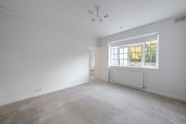 18, Okehampton Close, London photo 4