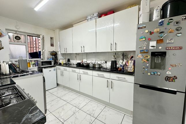 Flat 154, Geffrye Court, London photo 3