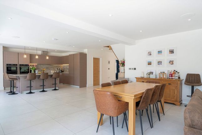 14, Pine Grove, Weybridge photo 4