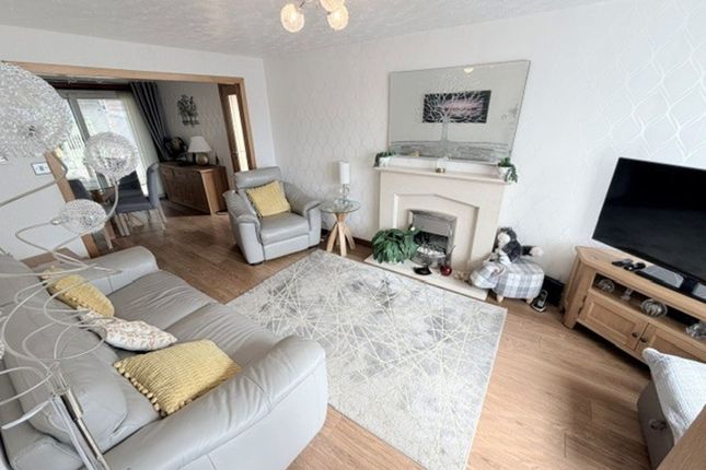 46 Lennox Court, Glenrothes photo 3