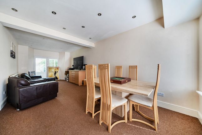 27, Greenwood Drive, Watford photo 4