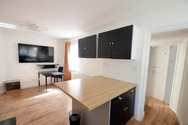 ROOM 6, 23, Kings Lane, Egham photo 4