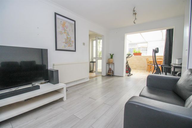 184, Brockles Mead, Harlow photo 2