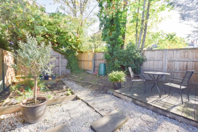 21 Baldry Gardens, London photo 2