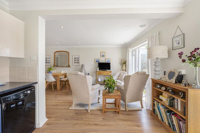 8, Pinewood Close, Seaford photo 4