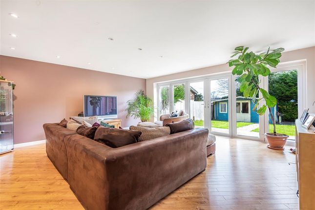 1, Thorntree Drive, Tring photo 2