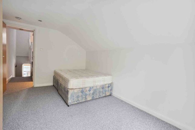 Flat to rent in Corrance Road, London
