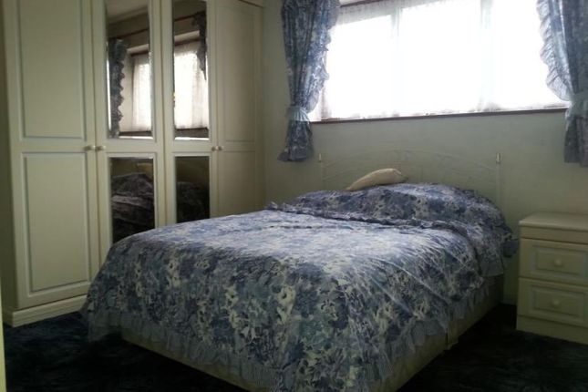 Sparrow Farm Drive, Feltham photo 5