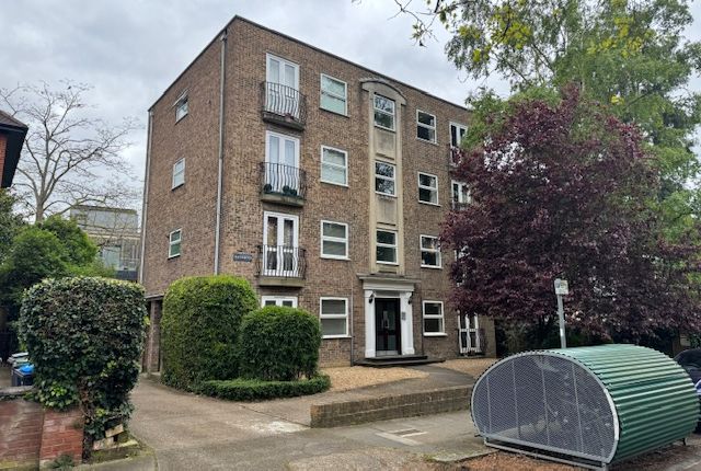Flat to rent in St Andrews Square, Surbiton
