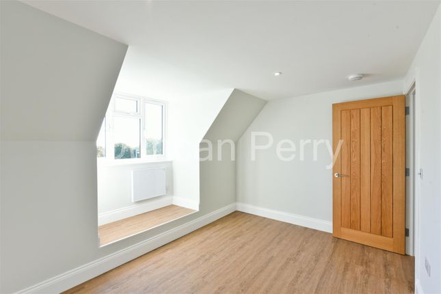 Flat to rent in Parkside, High Street, Potters Bar