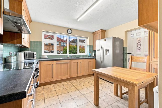 5, Elmhurst Avenue Benfleet, Benfleet photo 3