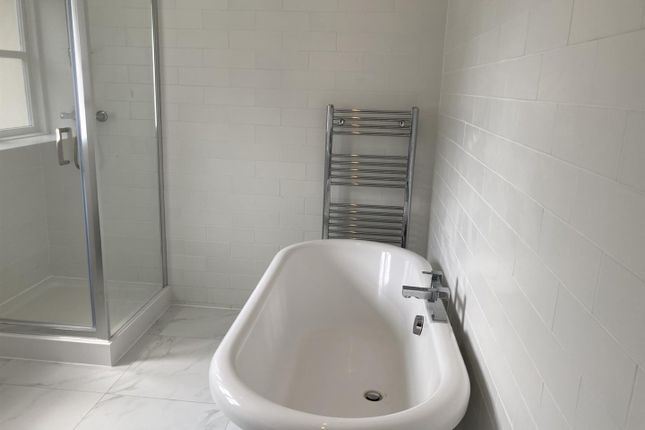 Family Bathroom 1.Jpg