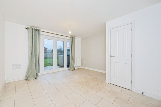 54, Wakelin Way, Lichfield photo 3
