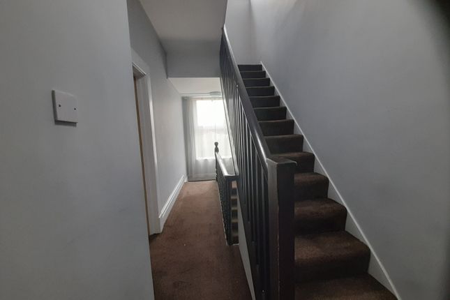 Flat to rent in Studley Road, Luton