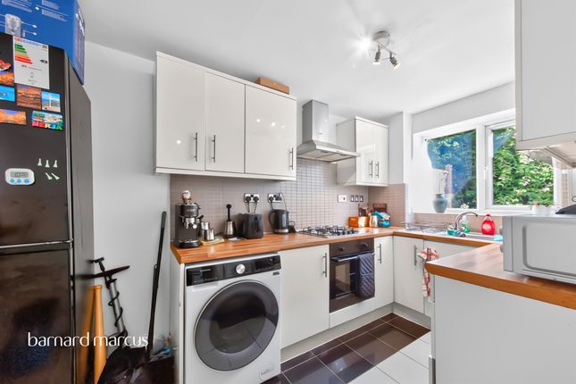 31, Silver Birch Close, London photo 2