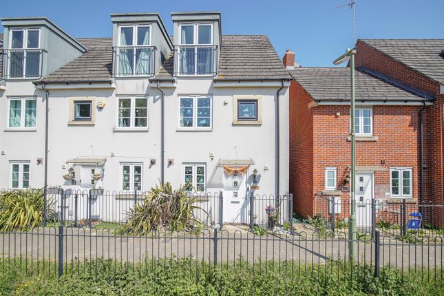 Thumbnail Town house to rent in Sinclair Drive, Basingstoke