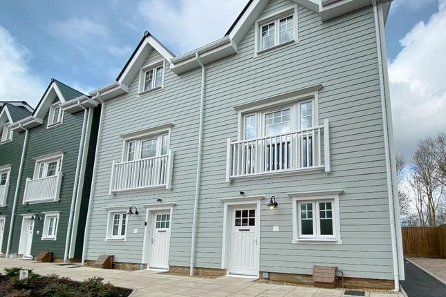 Town house to rent in Maine Street, Greenpark Village, Reading, Berkshire